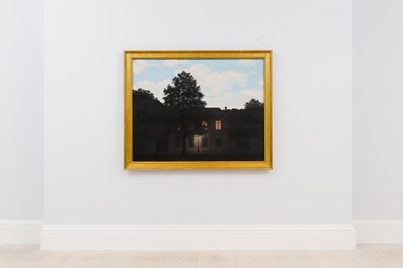 „L’empire des lumières”, adjudecat la 59,4 milioane de lire sterline, a stabilit un nou record de licitaţie pentru artistul belgian René Magritte 