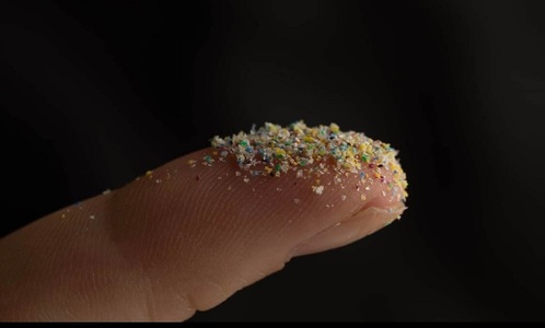 Microplastice au fost găsite în plămânii oamenilor pentru prima dată - studiu