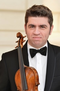 Remus Azoiţei cântă pe vioara sa Gagliano din 1750 celebrul Concert de vioară semnat de Ceaikovski 