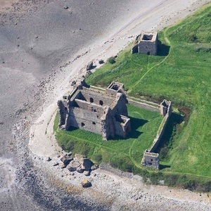 Castele emblematice de pe coastele britanice, în pericol de prăbuşire din cauza eroziunii