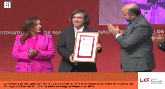 Mircea Cărtărescu a primit premiul în valoare de 150.000 de dolari pentru Literatură în Limbi Romanice 2022, la Guadalajara - FOTO