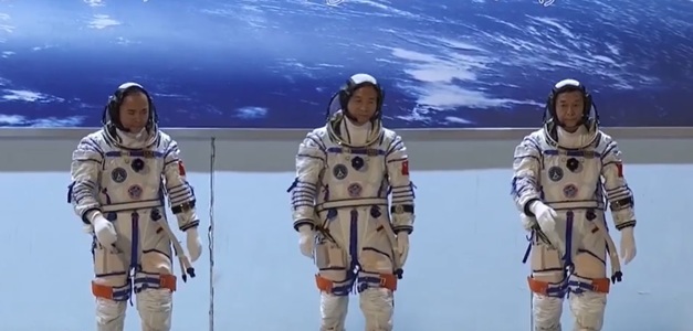 China a trimis trei astronauţi către staţia Tiangong - VIDEO