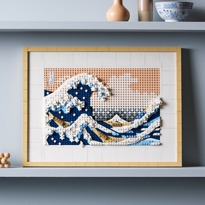 "Marele val", operă emblematică a artistului japonez Hokusai, transpusă în piese Lego, poate fi admirată la Art Safari