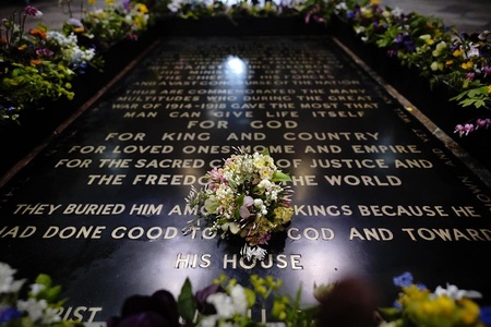 Buchetul de flori al reginei Camilla a fost depus la Mormântul Soldatului Necunoscut din Londra