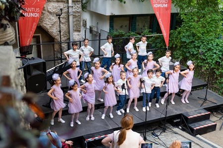 Mai mult de 3.000 de copii din corurile şi ansamblurile programului Cantus Mundi vor cânta la Bucureşti şi în 24 de judeţe 