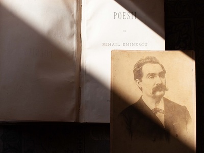 Fotografii rare ale lui Eminescu şi Alecsandri şi ediţii princeps semnate de Blaga, Sadoveanu, Călinescu, în licitaţie la Bucureşti