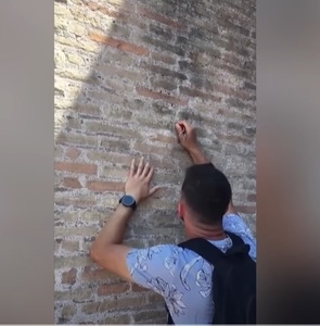 Bărbatul care şi-a gravat numele pe amfiteatrul antic Colosseum din Roma este un turist britanic, potrivit poliţiei italiene - VIDEO