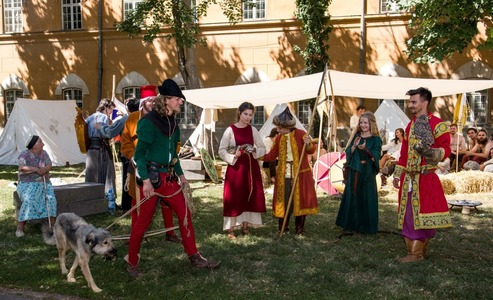 Turnir, paradă a costumelor de epocă, muzică veche, jonglerii, la cea de-a cincea ediţie a Festivalului Medieval al Castelului Huniade din Timişoara