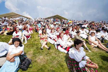 Maramureş: Mii de turişti au fost la Festivalul Interjudeţean de Folclor „Hora de la Prislop” - FOTO