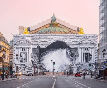 Artistul JR a transformat faţada Palais Garnier într-o peşteră - VIDEO