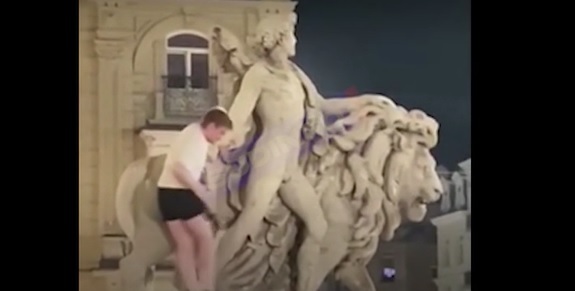 Un turist irlandez s-a căţărat pe o statuie recent renovată din Bruxelles şi a rupt o parte din ea - VIDEO