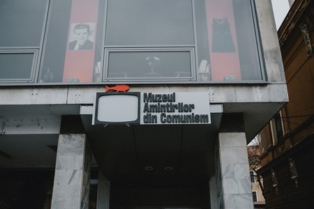 Reconstituirea unui apartament de bloc comunist transformat artistic, în expoziţia "Golden Flat" de la Braşov