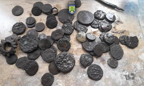 Peste 60 de monede din perioada romană şi medievală, găsite de poliţiştii de frontieră în bagajul unor bulgari căutători de comori 