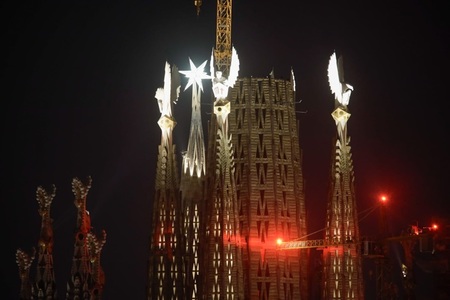 Sagrada Familia a luminat pentru prima dată cele patru turnuri ale evangheliştilor, la peste 140 de ani de la începerea construcţiei monumentului - FOTO