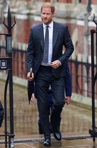 Prinţul Harry obţine condamnarea unui ziar britanic pentru interceptări telefonice
