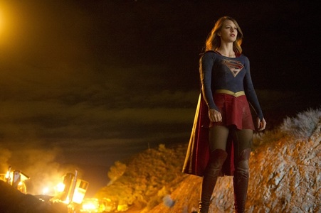 Warner TV difuzează „Supergirl”. Serialul are premiera în 3 ianuarie