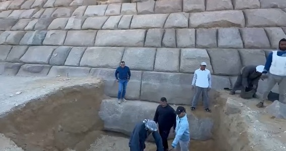 Egiptul renunţă la planurile de renovare a uneia dintre piramidele de la Giza