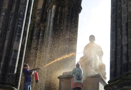 Activişti au turnat terci şi supă pe sculpturile Reginei Victoria şi ale Prinţului Albert din Glasgow pentru a protesta faţă de costul vieţii/ VIDEO