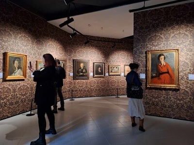 Noul sezon Art Safari prezintă şase expoziţii - Picturi de Eustaţiu Stoenescu, istoria României în 100 de portrete, artişti din Atelierele Pangratti, florile Reginei Maria, valiza şi costumele lui Brâncuşi/ FOTO