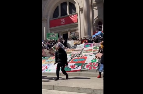 Activişti pro-palestinieni au protestat la Metropolitan Museum of Art desfăşurând o uriaşă cuvertură formată din lucrări de artă pe scările muzeului - VIDEO