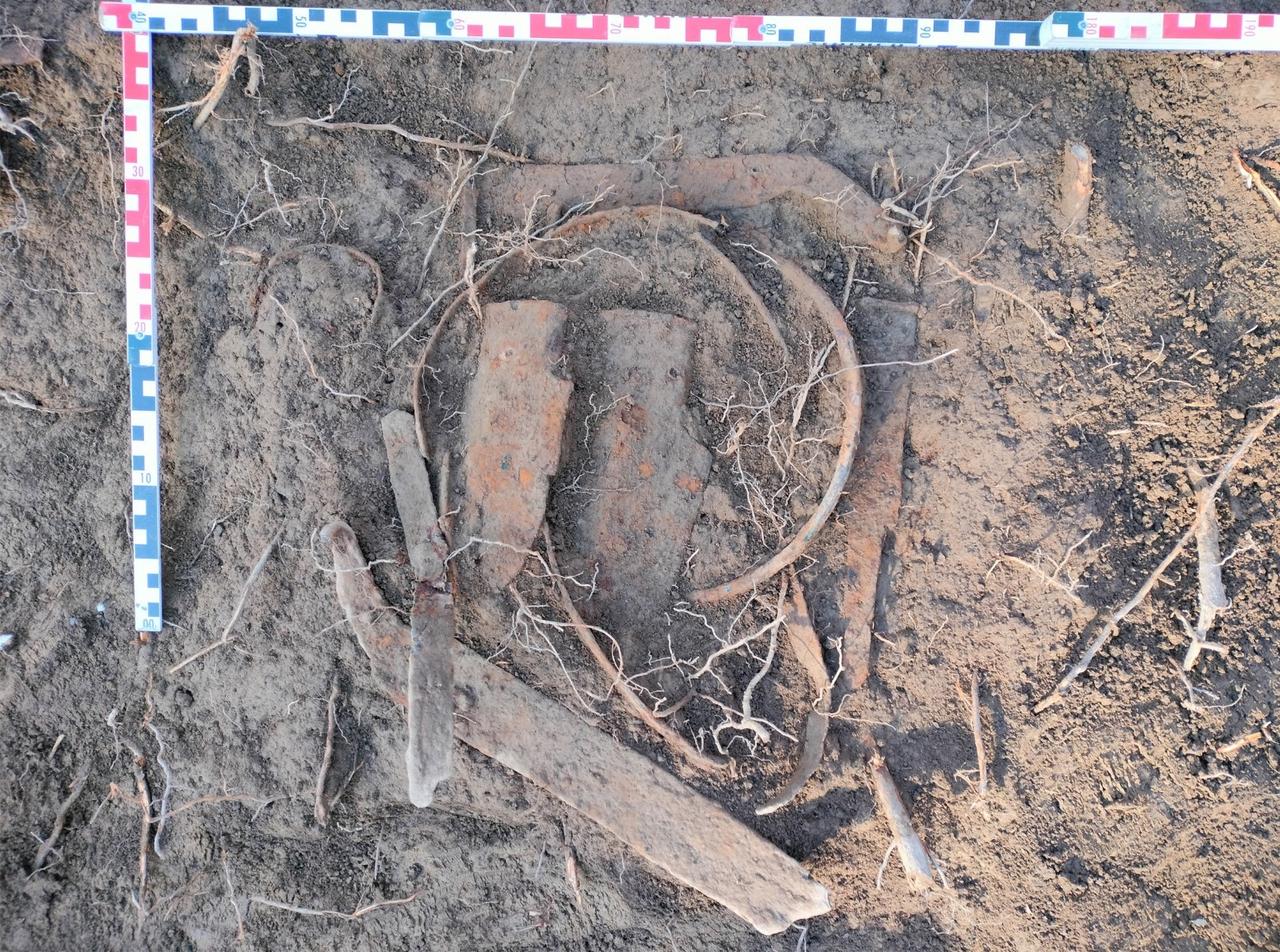 Vestigii din perioada medievală timpurie, descoperite într-un sat de lângă Ploieşti. Este vorba despre depozite de arme şi unelte agricole din fier FOTO