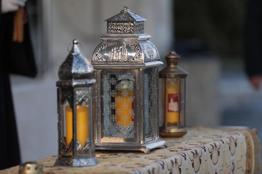 Sfânta Lumină va fi adusă de la Ierusalim sâmbătă şi va fi oferită tuturor delegaţiilor eparhiilor Patriarhiei Române