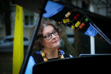 INTERVIU - Pianista Adriana Toacsen: „Concertele desfăşurate în spaţii libere sunt întotdeauna evenimente în care poţi să rişti să aduci copii de orice vârstă”