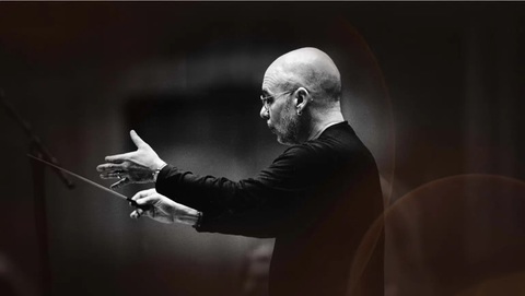 Dennis Russell Davies va dirija pentru prima dată Orchestra Filarmonicii „George Enescu” în concertele simfonice din 11 şi 12 iunie