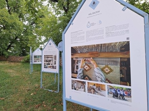 Ţara Ovăzului - Groapa cu var, esenţa indispensabilă a restaurării unor case şi şuri din Transilvania sprijinite pe pietre, singurele rămase în Europa/ FOTO