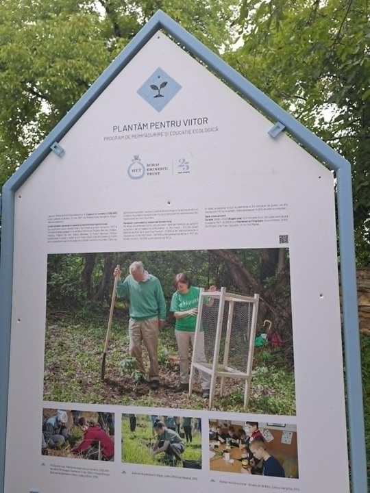 Expoziţia „25 de ani de activitate Mihai Eminescu Trust”