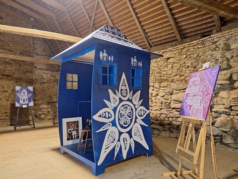 Kira Hagi prezintă expoziţia „Agapi” la Haferland: „Pasiunea pentru poveşti am primit-o de la bunicul şi bunica”/ FOTO