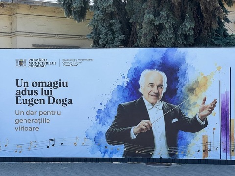 Compozitorul Eugen Doga cu şase degete la o mână, pe bannere amplasate în Chişinău