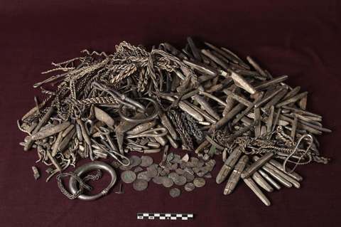 Cea mai mare comoară de argint din epoca vikingă descoperită vreodată în Danemarca, găsită într-o curte