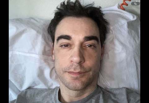 Actorul francez Arnaud Denis a apelat la eutanasie la vârsta de 43 de ani, după o operaţie care s-a transformat într-un coşmar. Ce este encefalita mialgică de care suferea?