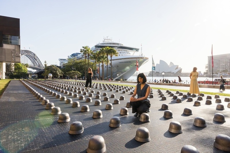 Unul dintre cei mai influenţi artişti din lume a lansat un apel la pace printr-o nouă instalaţie monumentală amplasată în faţa Muzeului de Artă Contemporană din Sydney