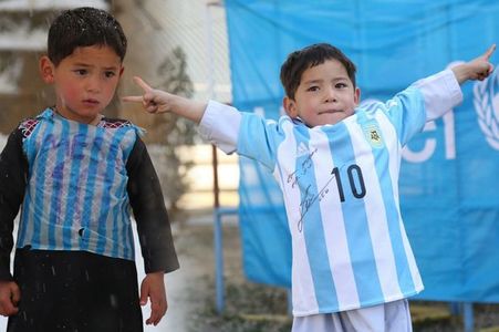 Băieţelul afgan fotografiat purtând un tricou improvizat dintr-o pungă a primit din partea lui Messi un tricou adevărat. FOTO