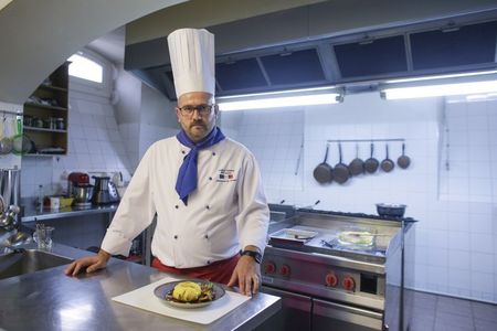Bulz cu mămăligă şi brânză franţuzească, specialitatea bucătarului Ambasadei Franţei pentru meciul de deschidere - FOTO, VIDEO