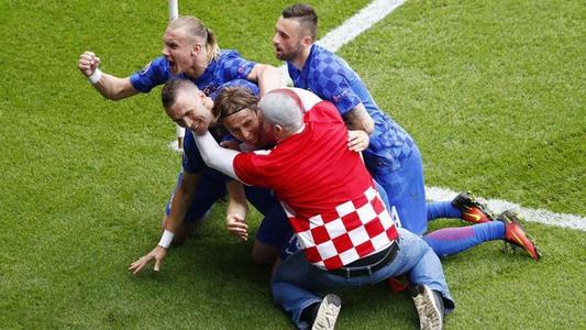 Un suporter croat a intrat pe teren la meciul cu Turcia şi s-a bucurat de golul lui Modrici alături de jucători - FOTO