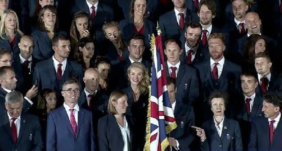Andy Murray, protagonistul unor momente amuzante la şedinţa foto de la Rio. Familia regală: Suntem siguri că Murray este mai îndemânatic cu racheta - VIDEO