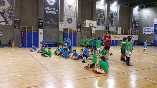 REPORTAJ:  Peste o sută de copii din Cluj-Napoca au învăţat tainele baschetului cu legendarul Ghiţă Mureşan, la cursul Summer Camp