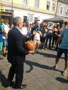 Emil Boc a jucat baschet pe o stradă din Cluj, la inaugurarea logo-ului Eurobasket 2017, dedicat Campionatului European
