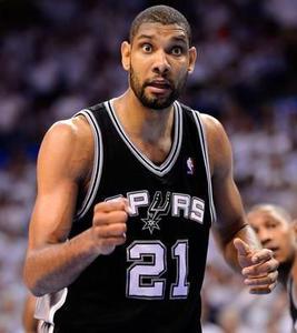 San Antonio Spurs a retras tricoul cu numărul 21 purtat de pivotul Tim Duncan