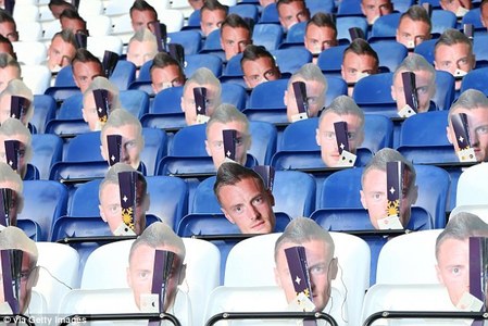 Fanii prezenţi la meciul Leicester - Everton au purtat măşti cu chipul lui Vardy, protestând la suspendarea jucătorului