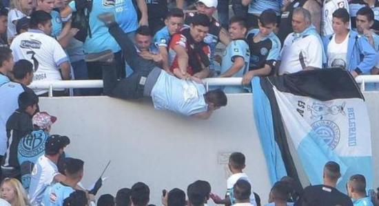 Un fan se află în comă după ce a căzut din tribună la un meci din Argentina, fiind bătut şi împins de alţi suporteri - VIDEO