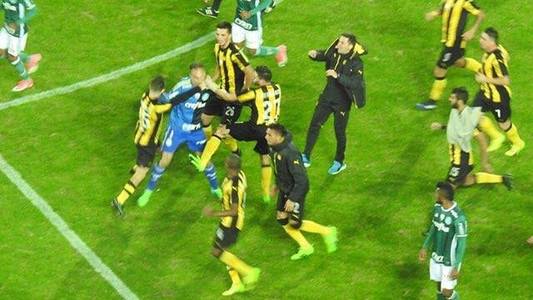Violenţe între jucători la finalul meciului Penarol Montevideo - Palmeiras, din Copa Libertadores - VIDEO