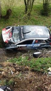 UPDATE - Pilotul şi copilotul unei maşini participante la Raliul Transilvaniei, la spital în urma unui accident