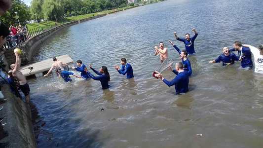 Baschetbaliştii de la U BT Cluj s-au îmbăiat în râul Someş după câştigarea titlului naţional