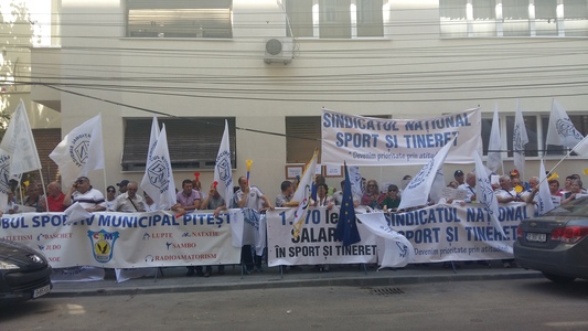 Protest al angajaţilor din Ministerul Tineretului şi Sportului, care cer “salarii decente”: Vreţi glorie, ajutaţi sportul românesc