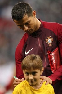 Ronaldo i-a acordat un autograf pe tricou copilului care l-a însoţit la intrarea pe teren înaintea meciului cu Chile
