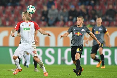Căpitanul echipei Augsburg, suspendat şi amendat pentru un gest obscen de la meciul cu Leipzig